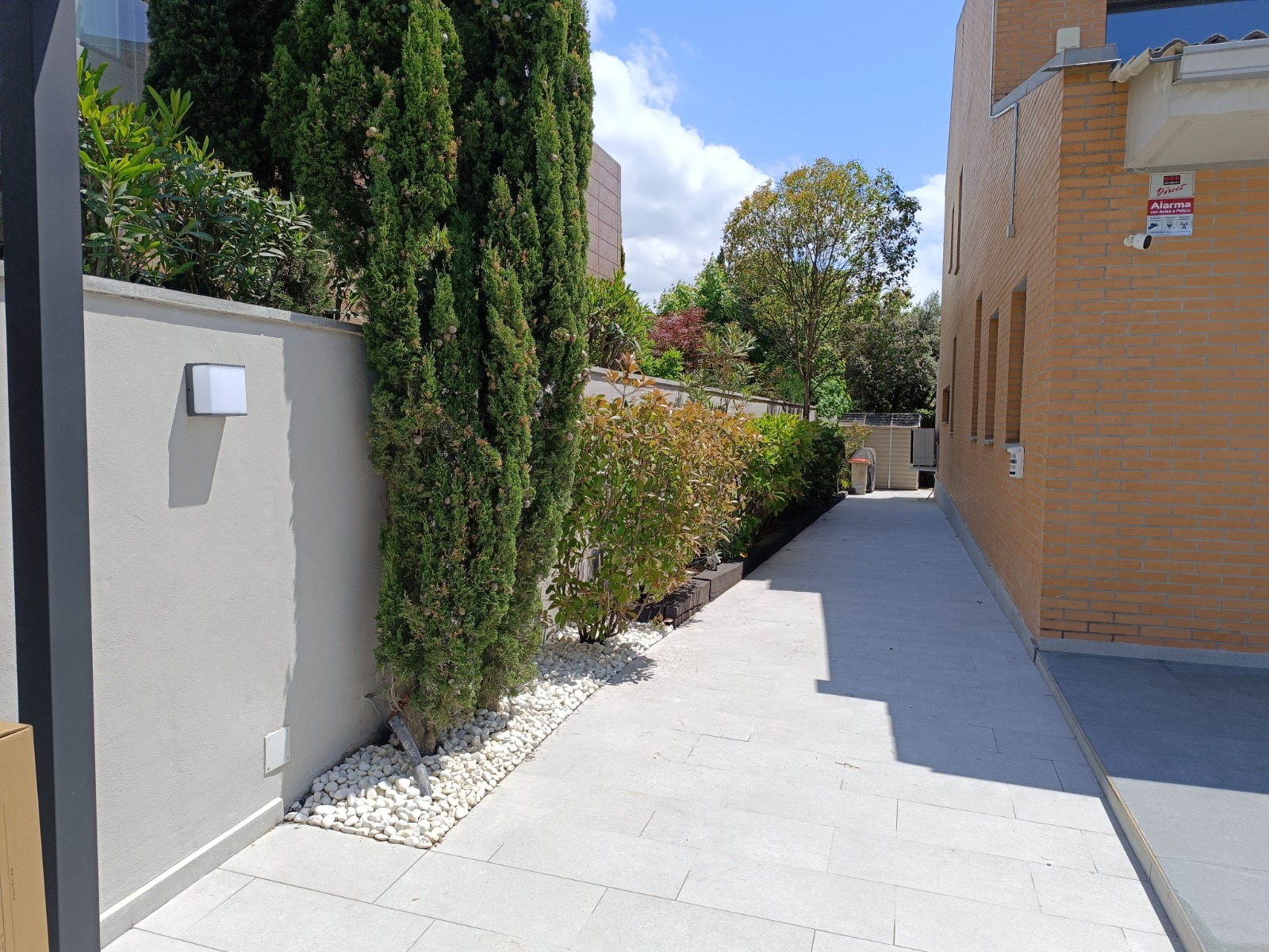 Colocación de pérgola para vehículo