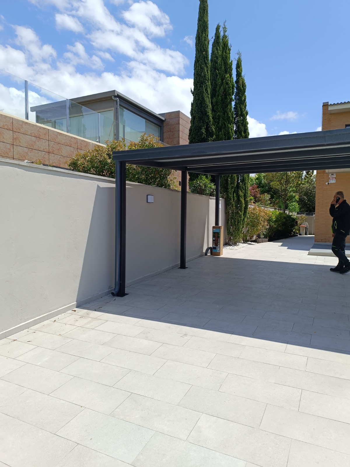Colocación de pérgola para vehículo